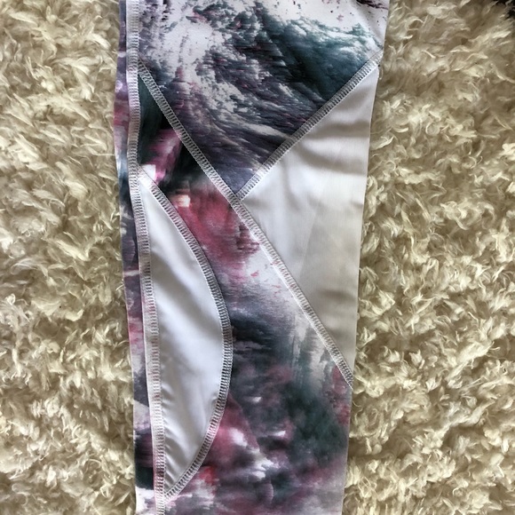 NWOT Fabletics Leggings - Picture 2 of 3